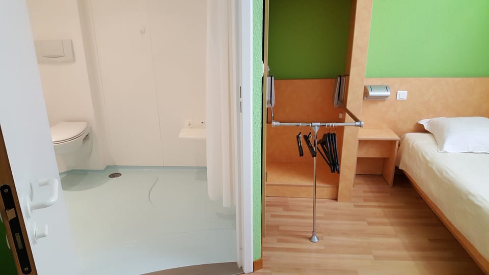 Twin Room, Accessible | Bathroom | Shower, free toiletries, hair dryer, towels