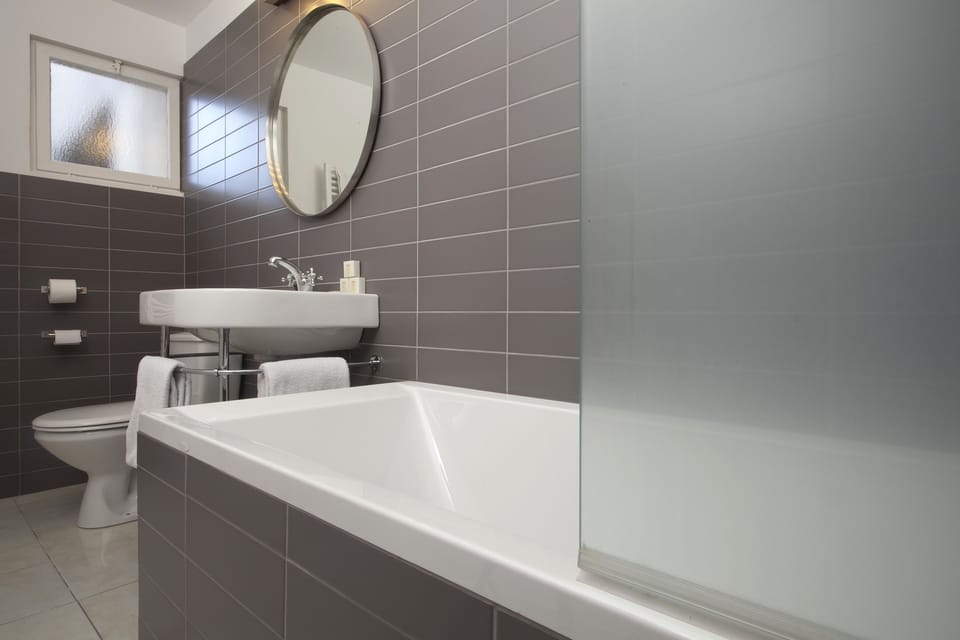 Family Room | Bathroom | Combined shower/tub, free toiletries, hair dryer, towels