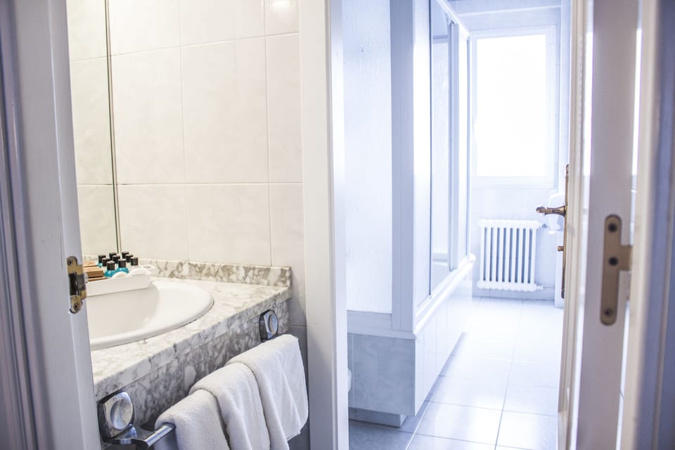 Triple Room | Bathroom | Free toiletries, hair dryer, towels, soap