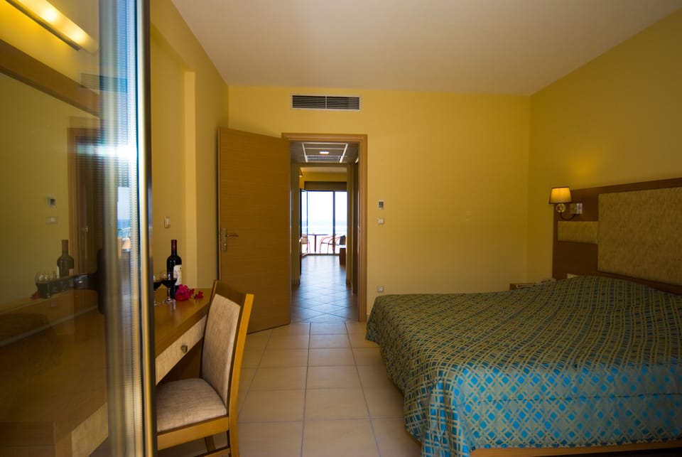 Apartment, 1 Bedroom, Sea View | In-room safe