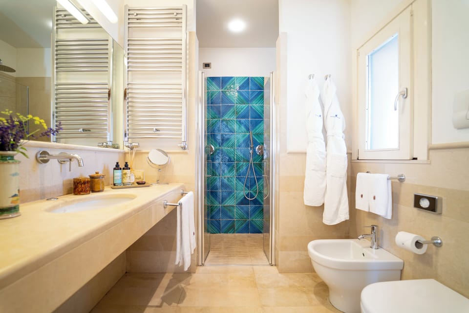 Twin Room, dépendance | Bathroom | Shower, free toiletries, hair dryer, bathrobes