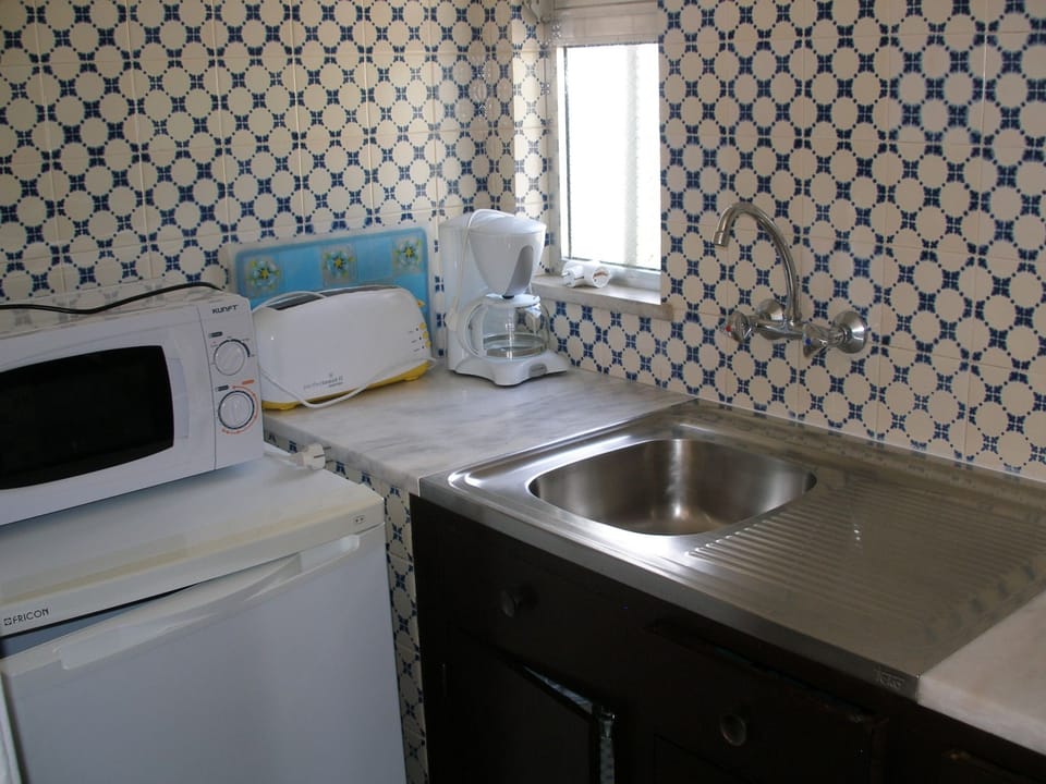 Full-size fridge, microwave, coffee/tea maker, electric kettle