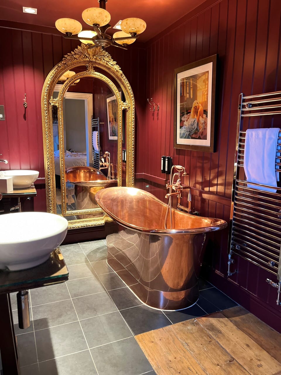 Deluxe Double Room | Bathroom | Free toiletries, hair dryer, towels