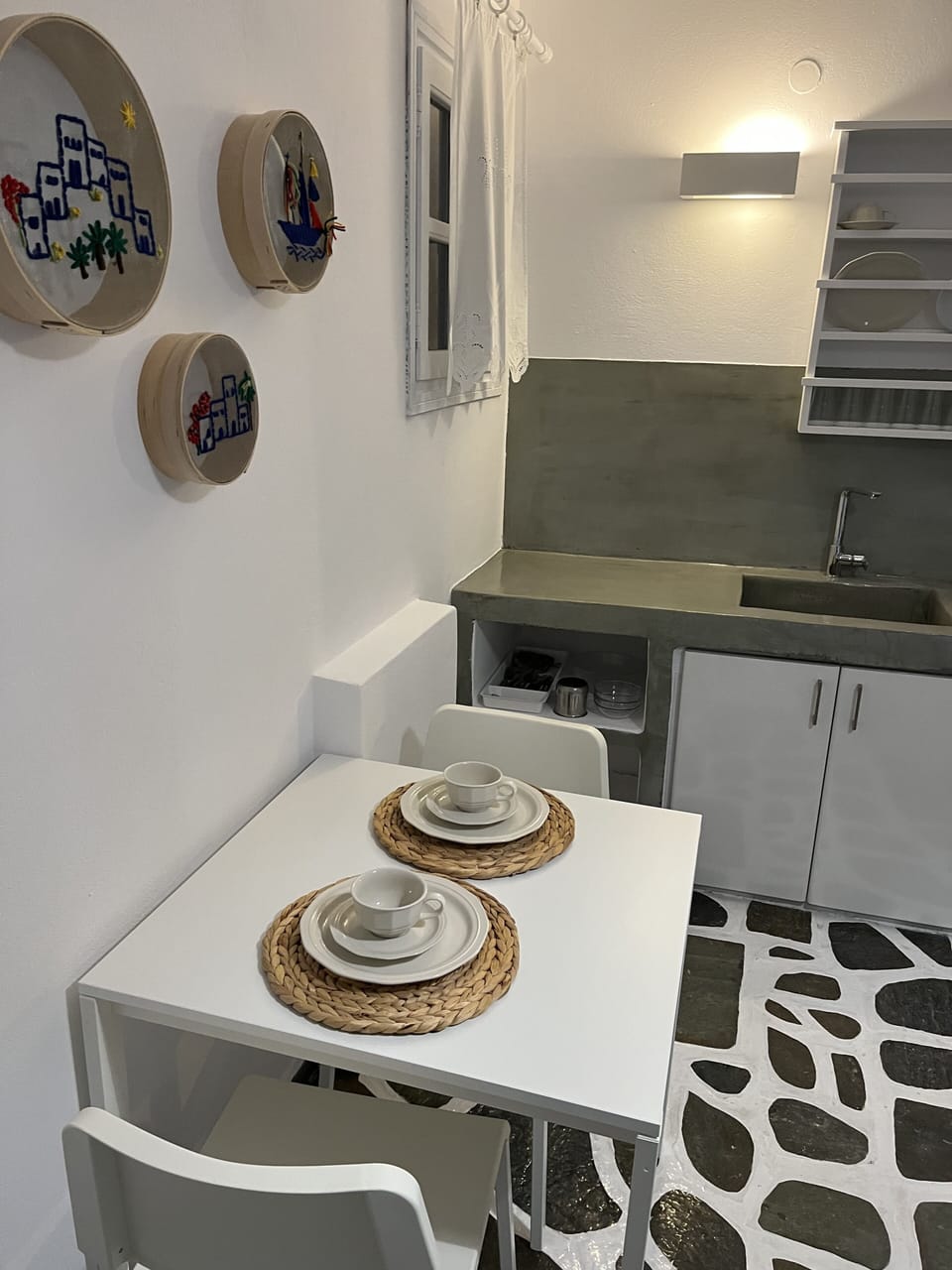 Fridge, stovetop, coffee/tea maker, electric kettle