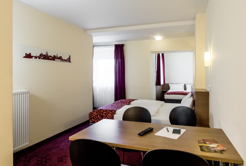 Comfort Quadruple Room | Desk, soundproofing, iron/ironing board, free WiFi