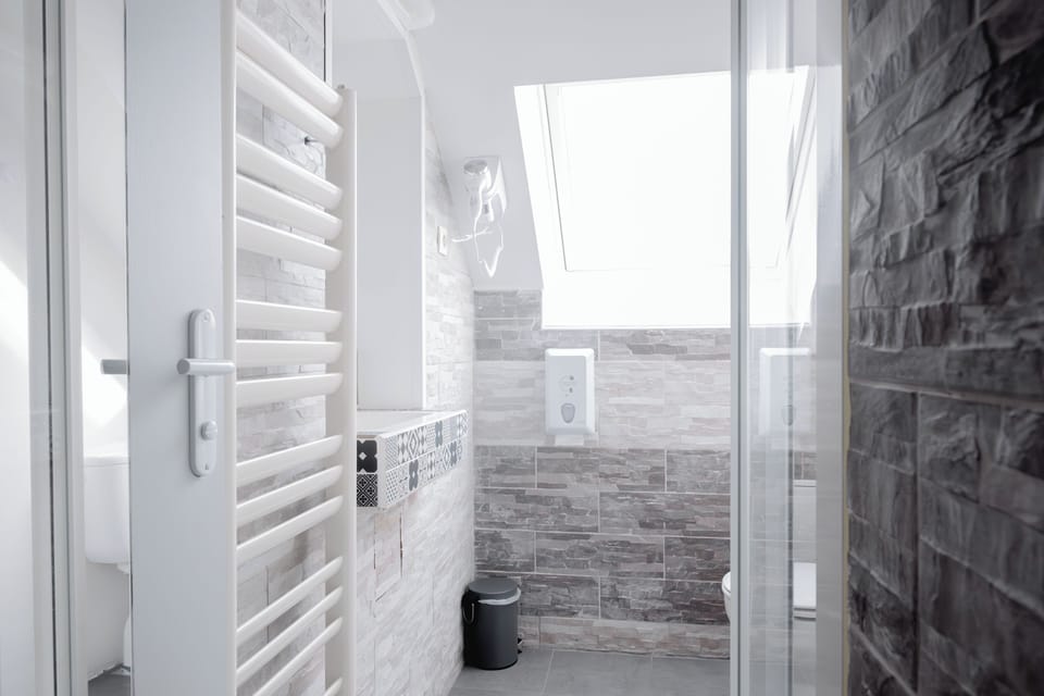 Standard Triple Room | Bathroom | Shower, free toiletries, hair dryer, towels