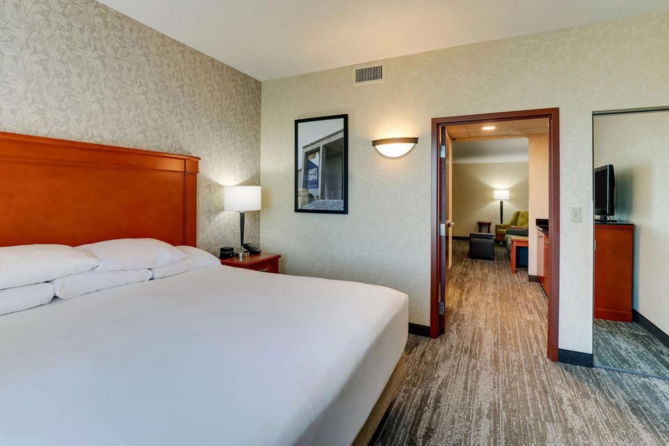 Pillowtop beds, desk, laptop workspace, blackout drapes