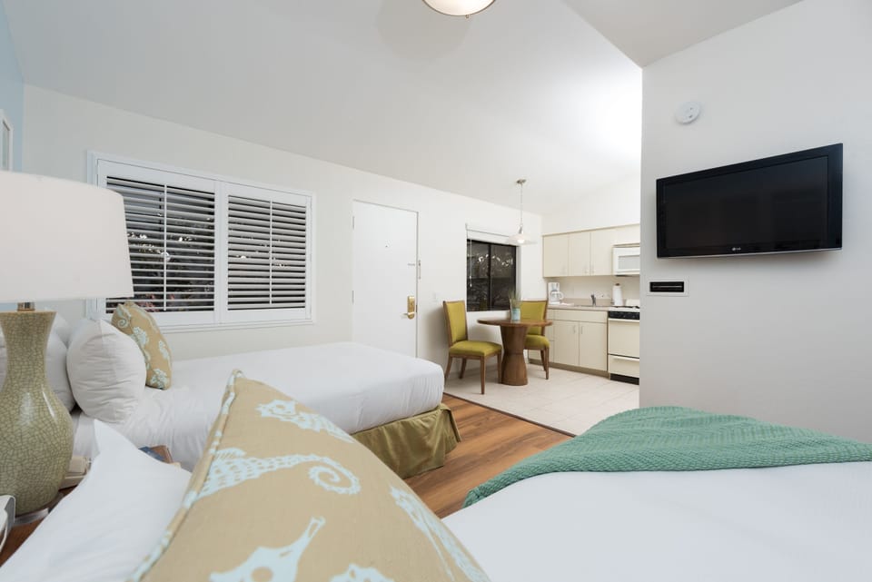 Standard Room, 1 or 2 beds, Kitchenette (Club Guestroom with Kitchenette) | Private kitchenette | Microwave, coffee/tea maker, freezer