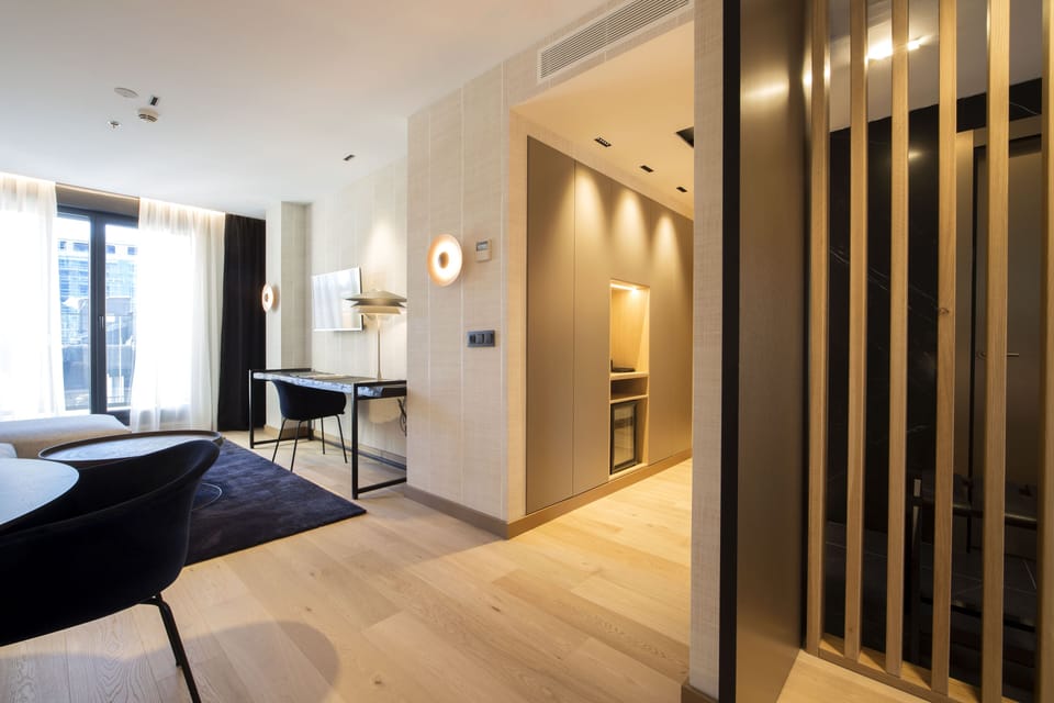 Suite (Santa Clara) | Living area | 43-inch TV with digital channels