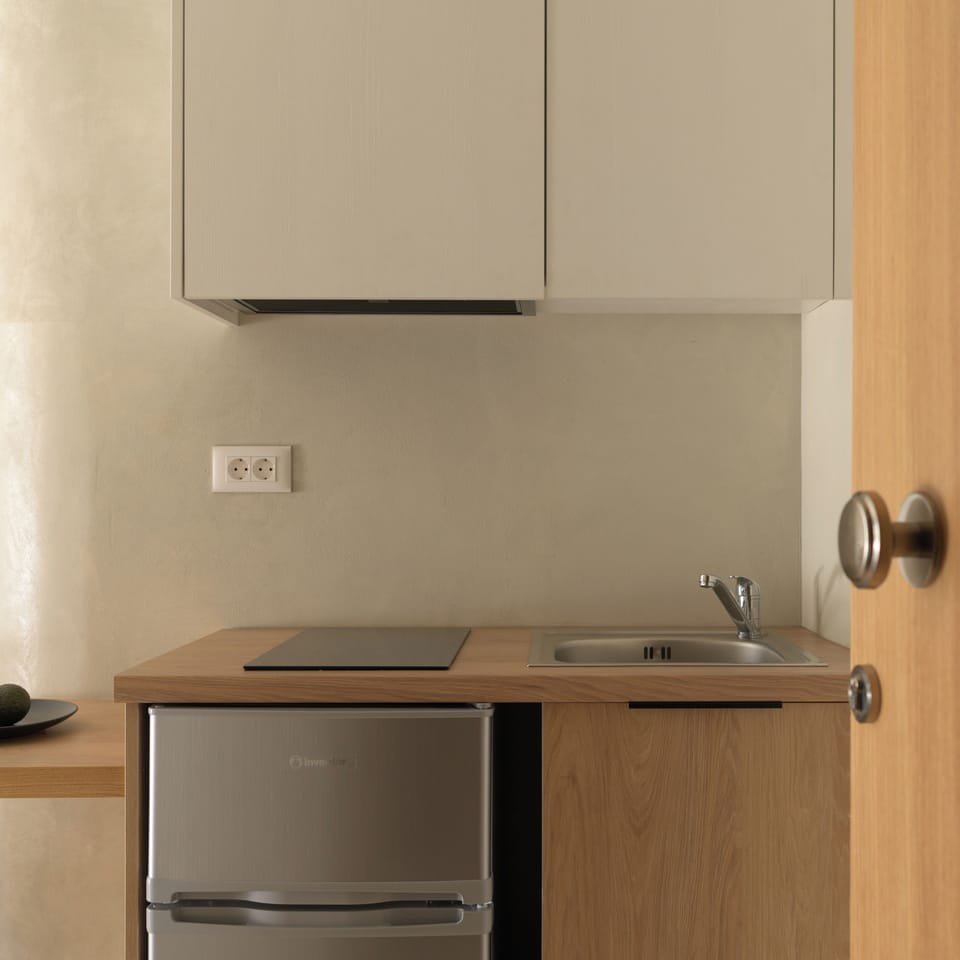 Deluxe Studio (Triple) | In-room safe, blackout drapes, soundproofing, iron/ironing board