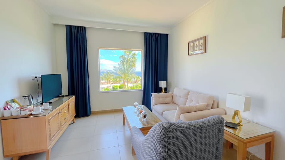 Junior Studio Suite, Sea View | Minibar, in-room safe, bed sheets