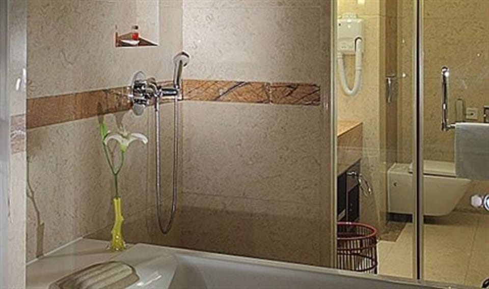 Superior Room | Bathroom | Combined shower/tub, rainfall showerhead, free toiletries, hair dryer