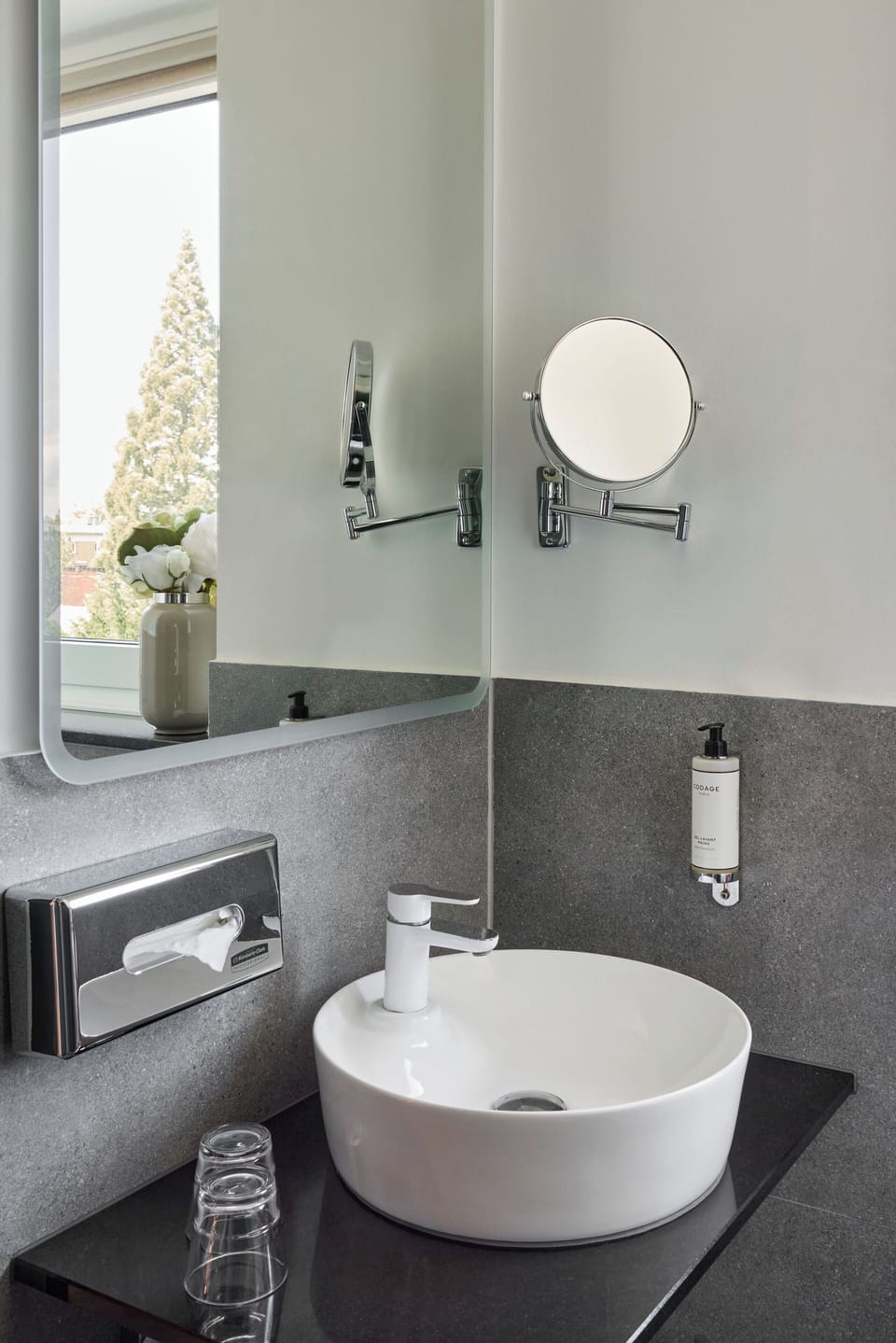 Deluxe Quadruple Room | Bathroom | Free toiletries, hair dryer, towels