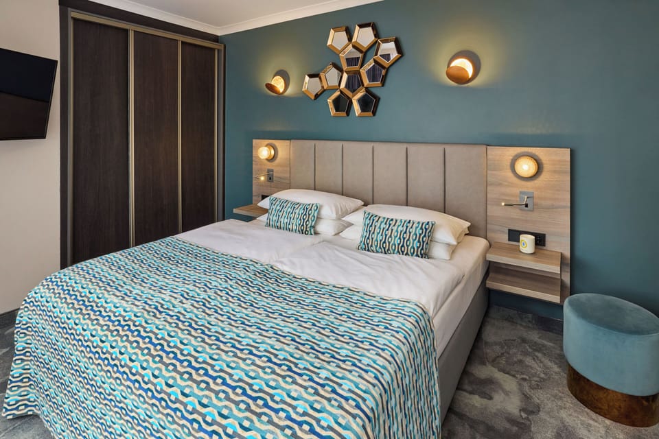 Suite, Balcony | Hypo-allergenic bedding, minibar, in-room safe, individually furnished