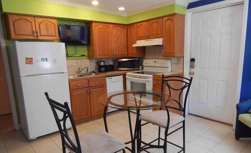 Condo (Windy Hill Villa A) | Private kitchen | Fridge, microwave, stovetop, dishwasher