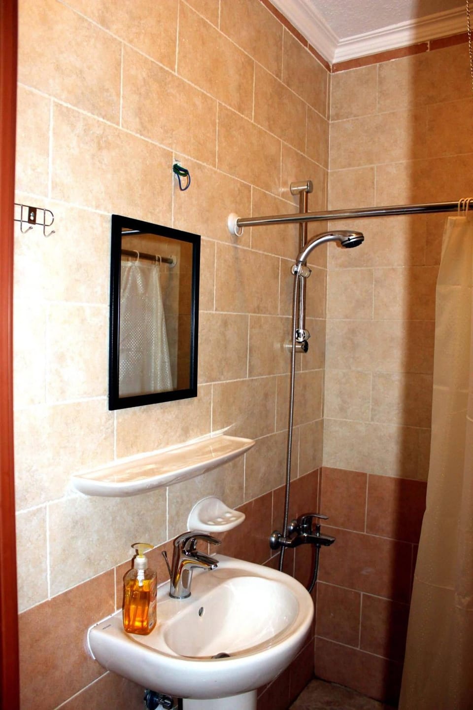 Shower, rainfall showerhead, free toiletries, slippers