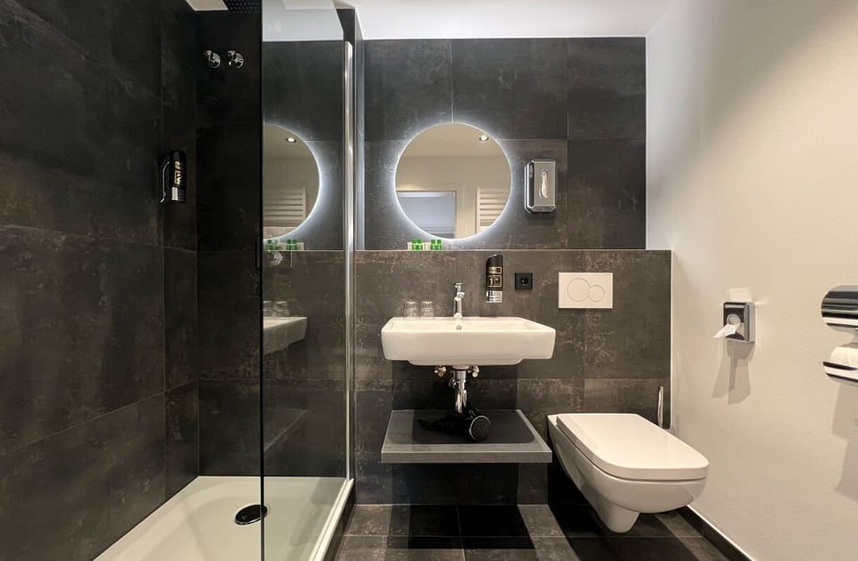 Comfort Double Room (Schliffkopf) | Bathroom | Hair dryer, bathrobes, towels