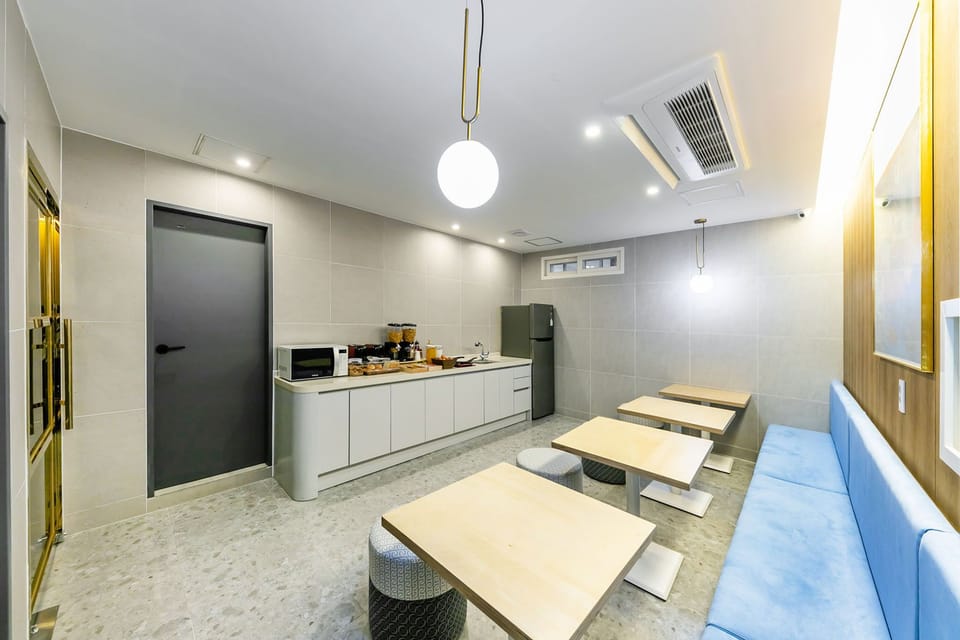 Free daily self-serve breakfast