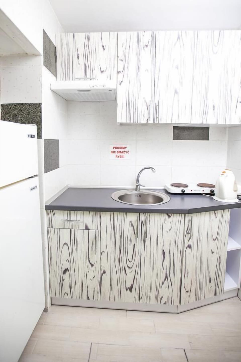 Basic Apartment | Private kitchen | Fridge, stovetop, electric kettle, cookware/dishes/utensils