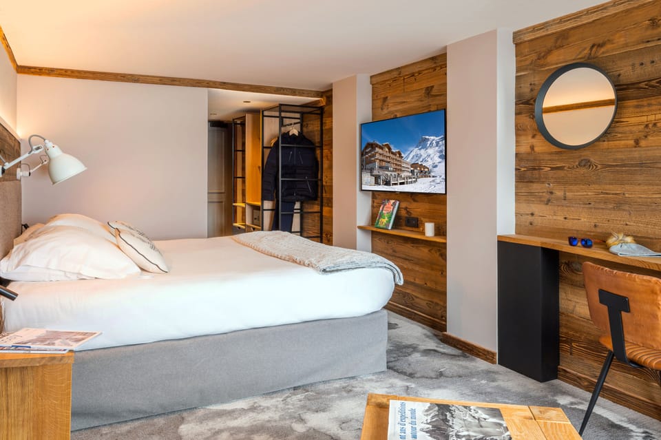 Chambre Privilège | Minibar, in-room safe, individually decorated, individually furnished