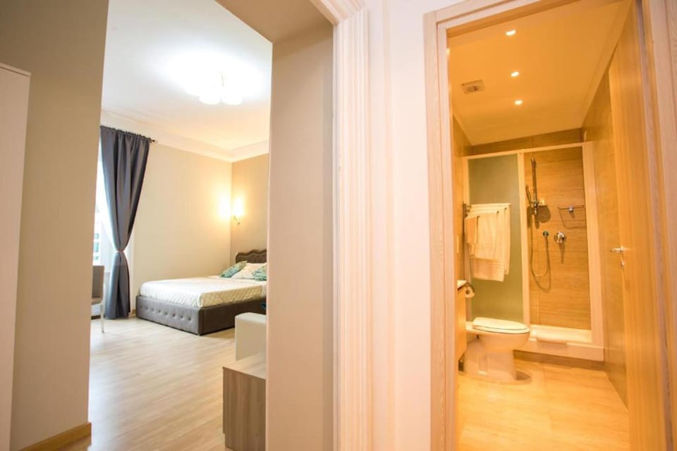 Suite | Minibar, in-room safe, desk, blackout drapes