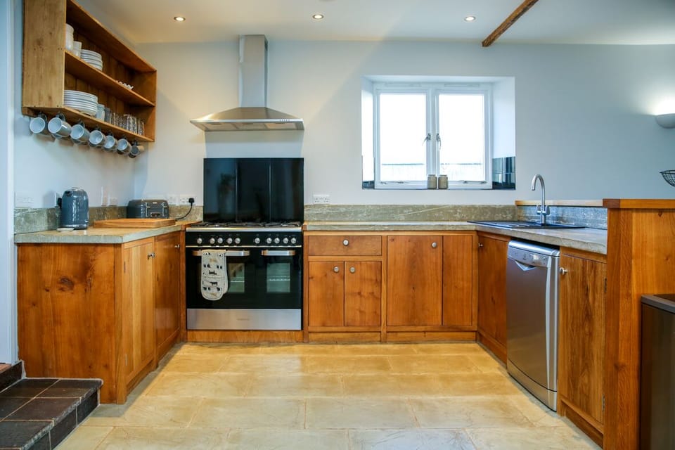 Comfort Bungalow | Private kitchen | Full-size fridge, oven, dishwasher, electric kettle