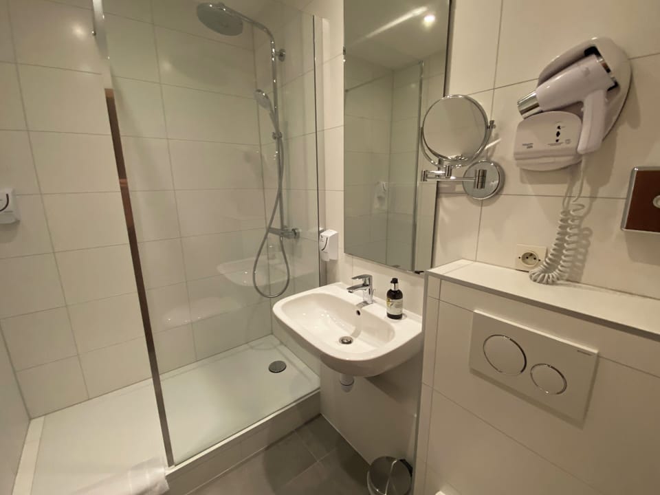 Classic Twin Room, 2 Twin Beds, Air conditioning (Shower) | Bathroom | Free toiletries, hair dryer, soap, shampoo