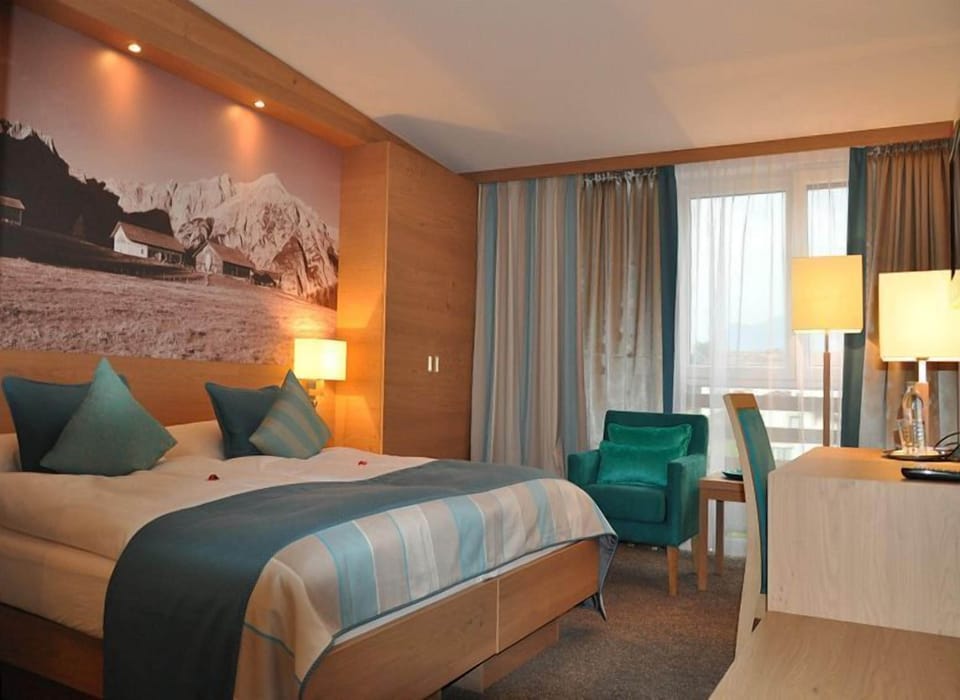 Comfort Double Room, 1 Bedroom, Non Smoking | In-room safe, desk, soundproofing, iron/ironing board