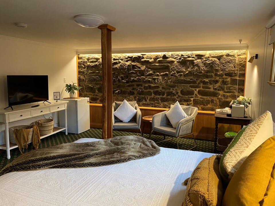 Queen Cellar Room (non ensuite) | 1 bedroom, individually decorated, individually furnished, free WiFi