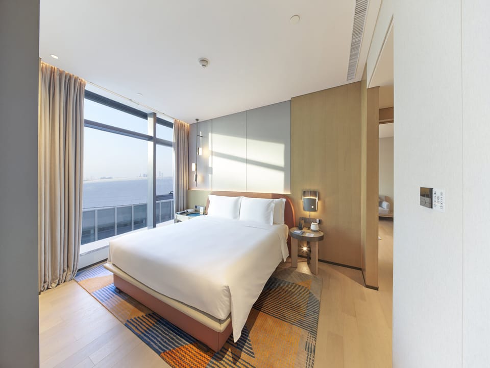 Premium bedding, down comforters, minibar (some free items)