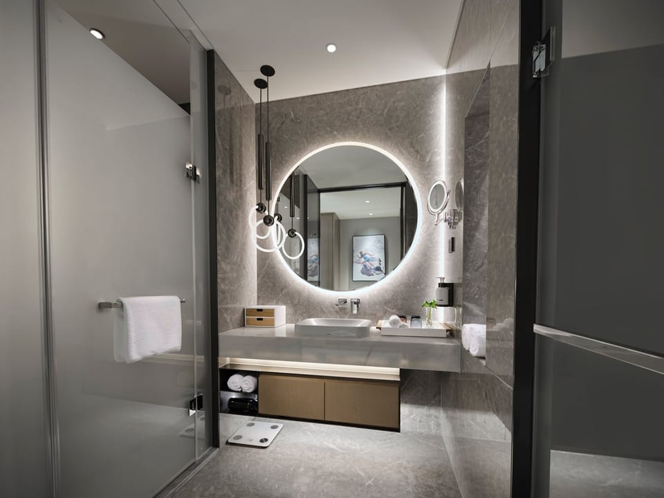 1 King Bed Standard Football Stadium Vw | Bathroom | Shower, hydromassage showerhead, free toiletries, hair dryer
