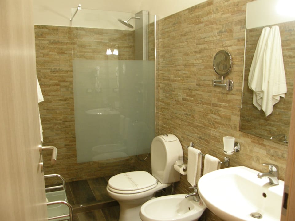 Shower, rainfall showerhead, free toiletries, hair dryer