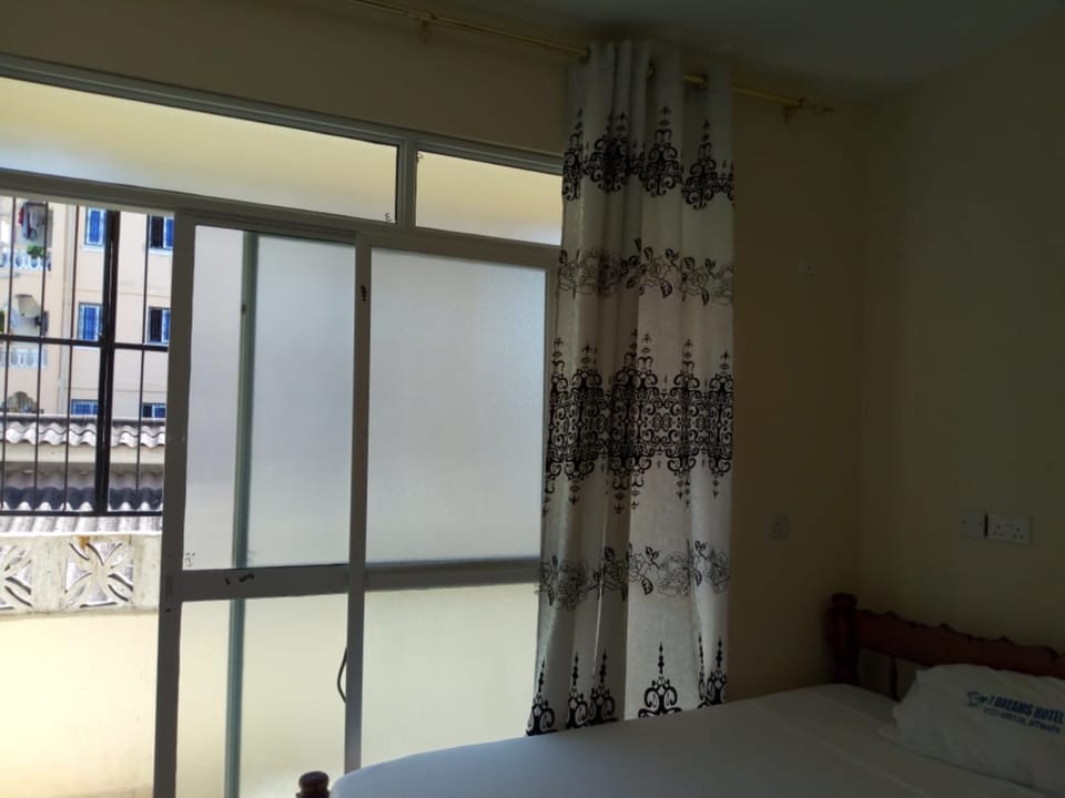 Double Room | In-room safe, desk, blackout drapes, bed sheets