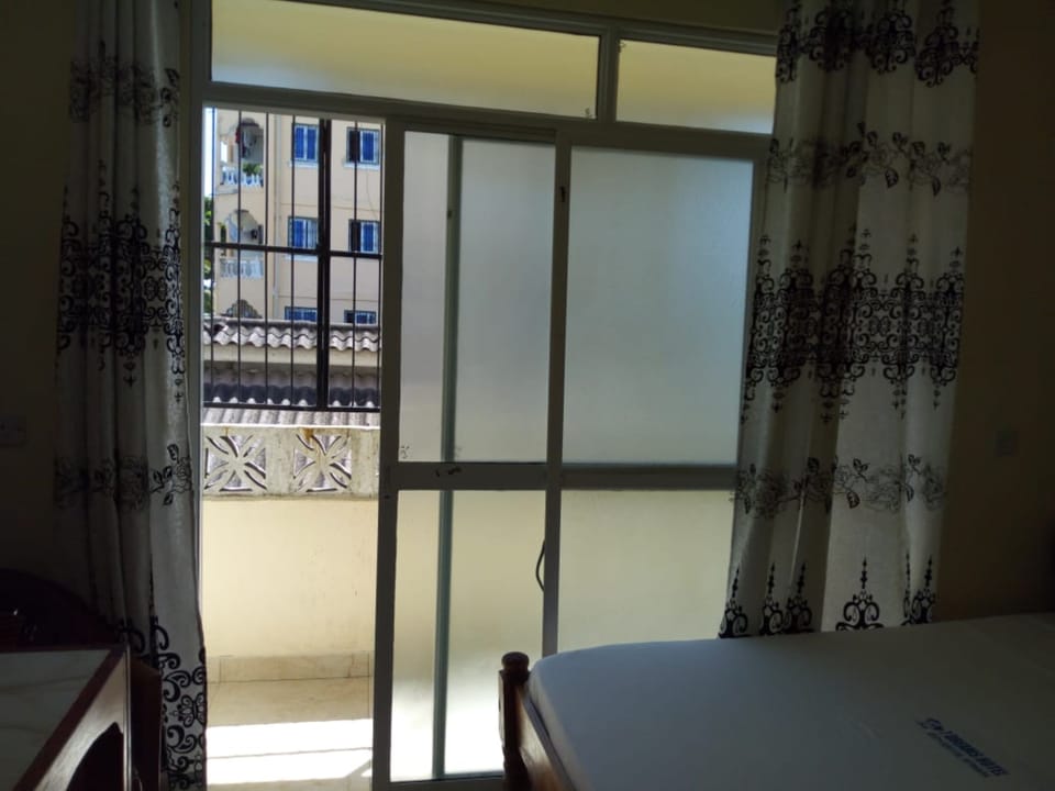 Twin Room | In-room safe, desk, blackout drapes, bed sheets
