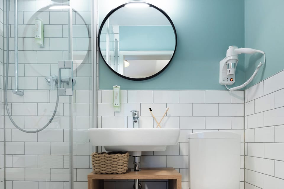 Shower, hair dryer, towels