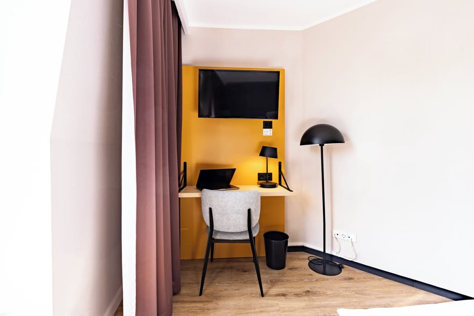 Hypo-allergenic bedding, in-room safe, desk, soundproofing