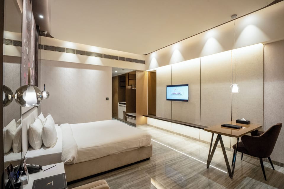 Deluxe Room King Bed | Minibar, in-room safe, desk, laptop workspace
