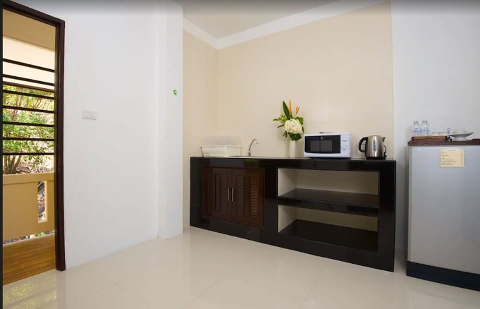 Jungle House furthest away from the beach with Double Bed   | Garden view