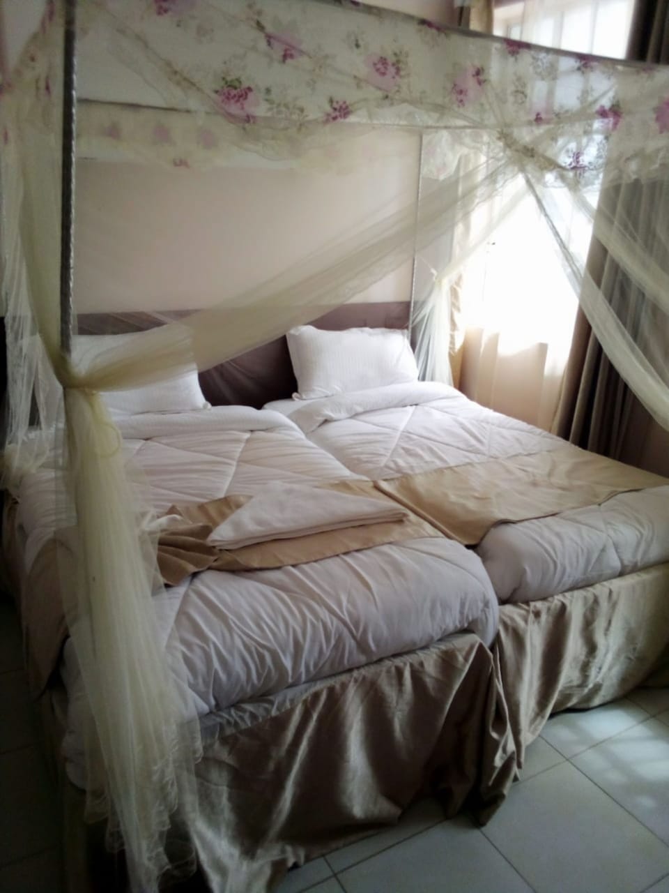Twin Room | Desk, free WiFi, bed sheets