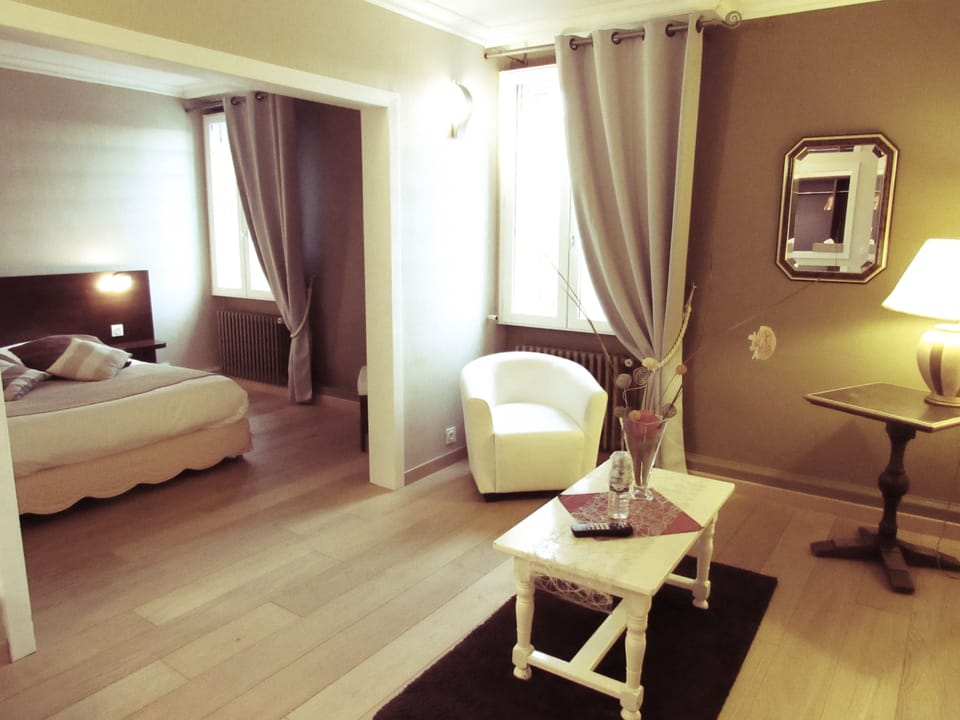 Suite | 1 bedroom, in-room safe, individually decorated, individually furnished