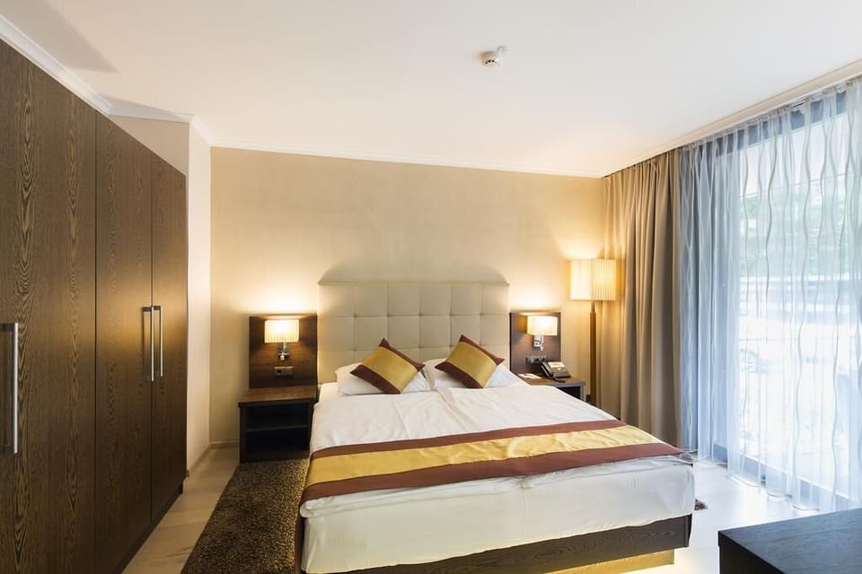Business Suite, 1 Bedroom, Patio, Park View | 1 bedroom, hypo-allergenic bedding, down comforters, memory foam beds