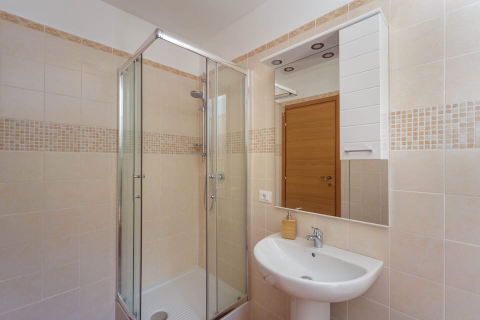 Economy Double Room | Bathroom shower