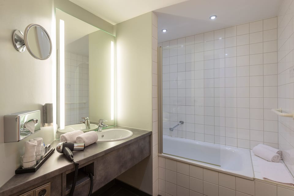 Junior Suite | Bathroom | Shower, free toiletries, hair dryer, bathrobes