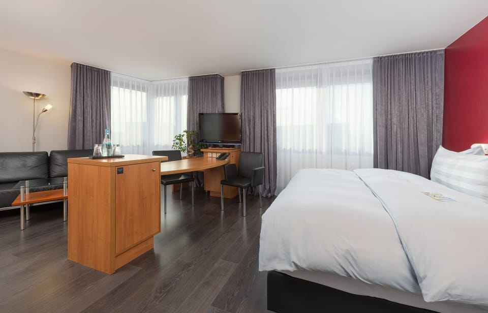 Junior Suite | Premium bedding, pillowtop beds, desk, blackout drapes
