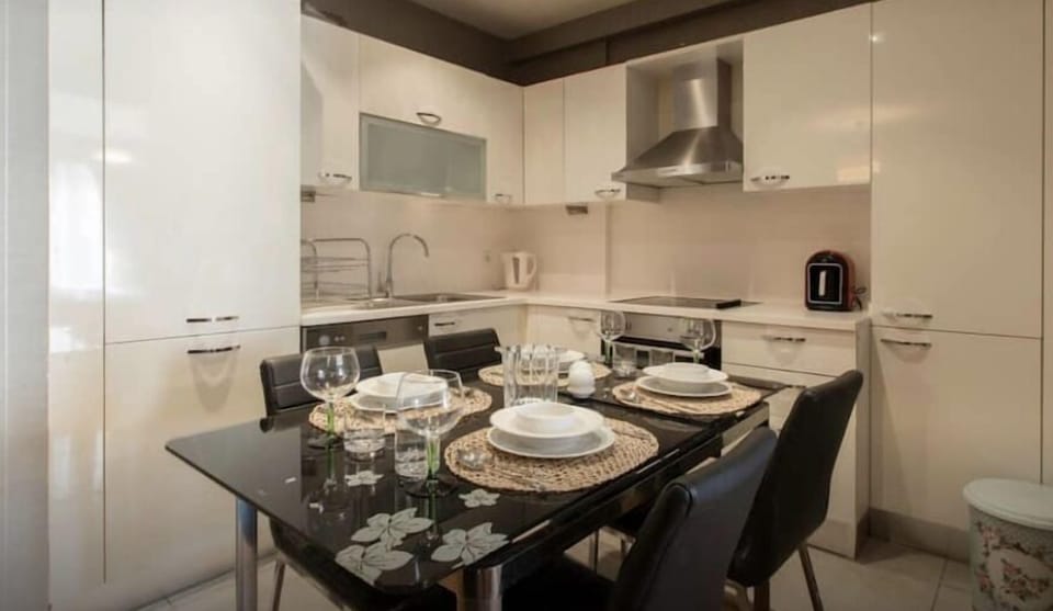 Economy Apartment, 2 Bedrooms, Non Smoking, City View | In-room dining