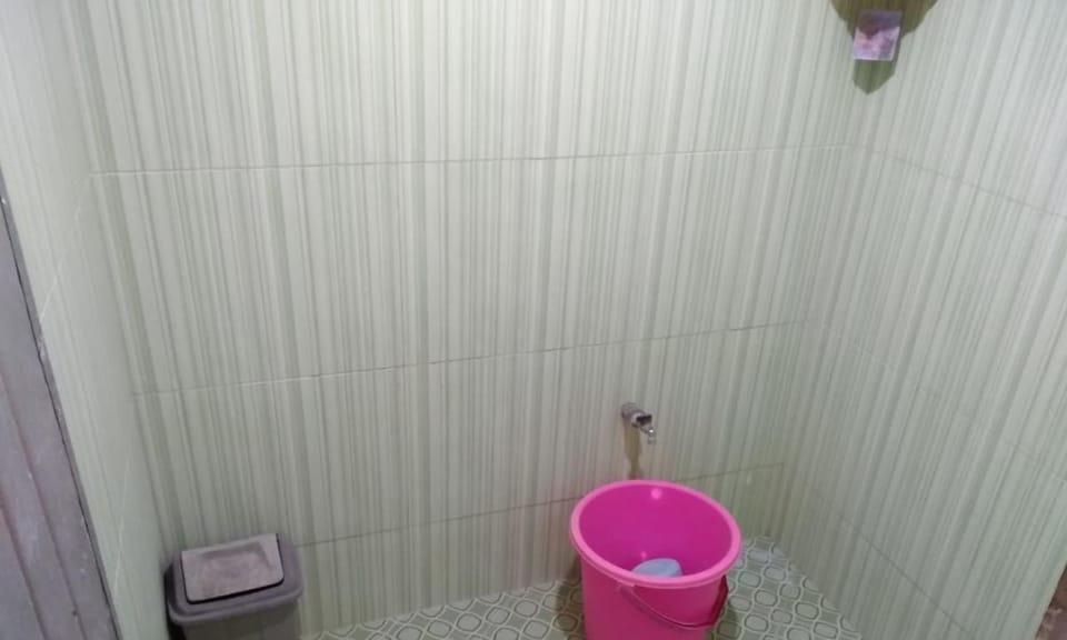 Standard Double Room | Bathroom | Shower, towels
