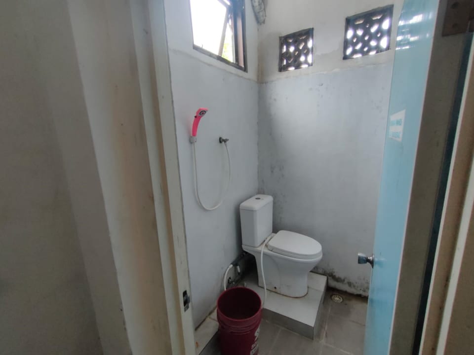 Deluxe Single Room with AC | Bathroom | Shower, towels