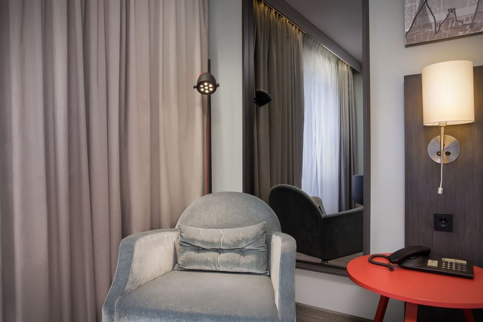 Hypo-allergenic bedding, in-room safe, desk, laptop workspace