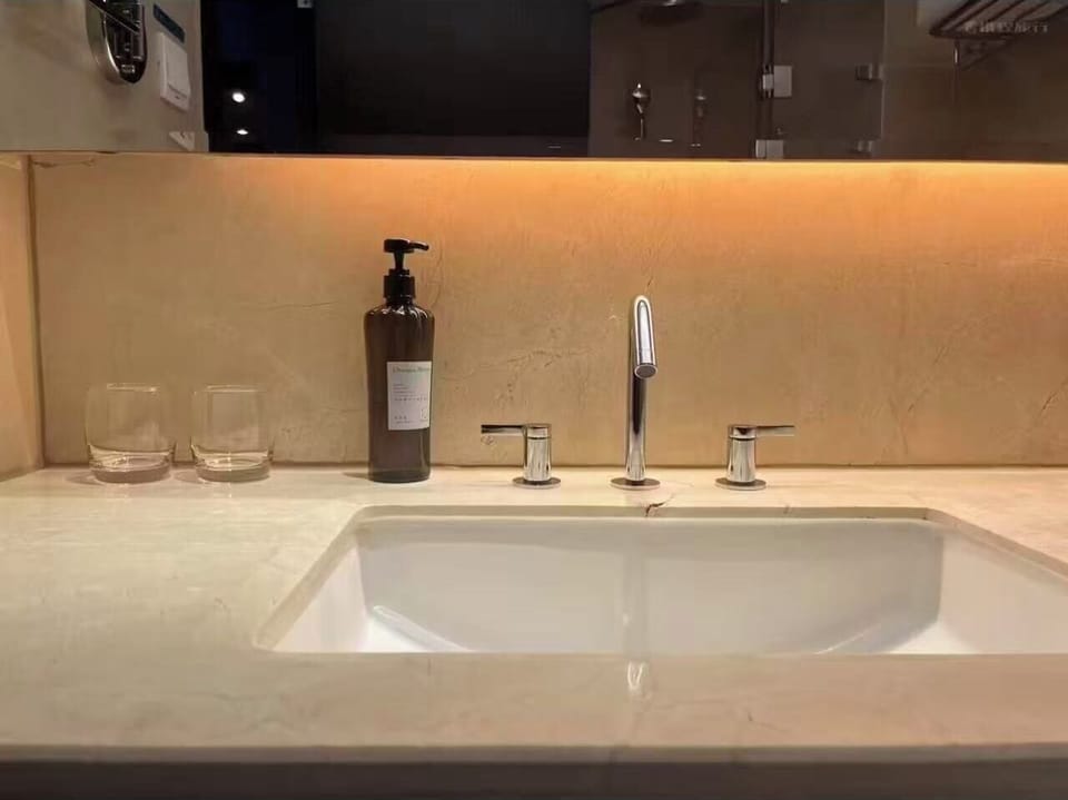 Business Double Room | Bathroom | Separate tub and shower, free toiletries, hair dryer, slippers