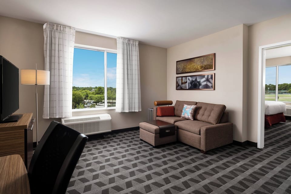 Suite, 1 Queen Bed with Sofa bed | Desk, laptop workspace, iron/ironing board, free WiFi